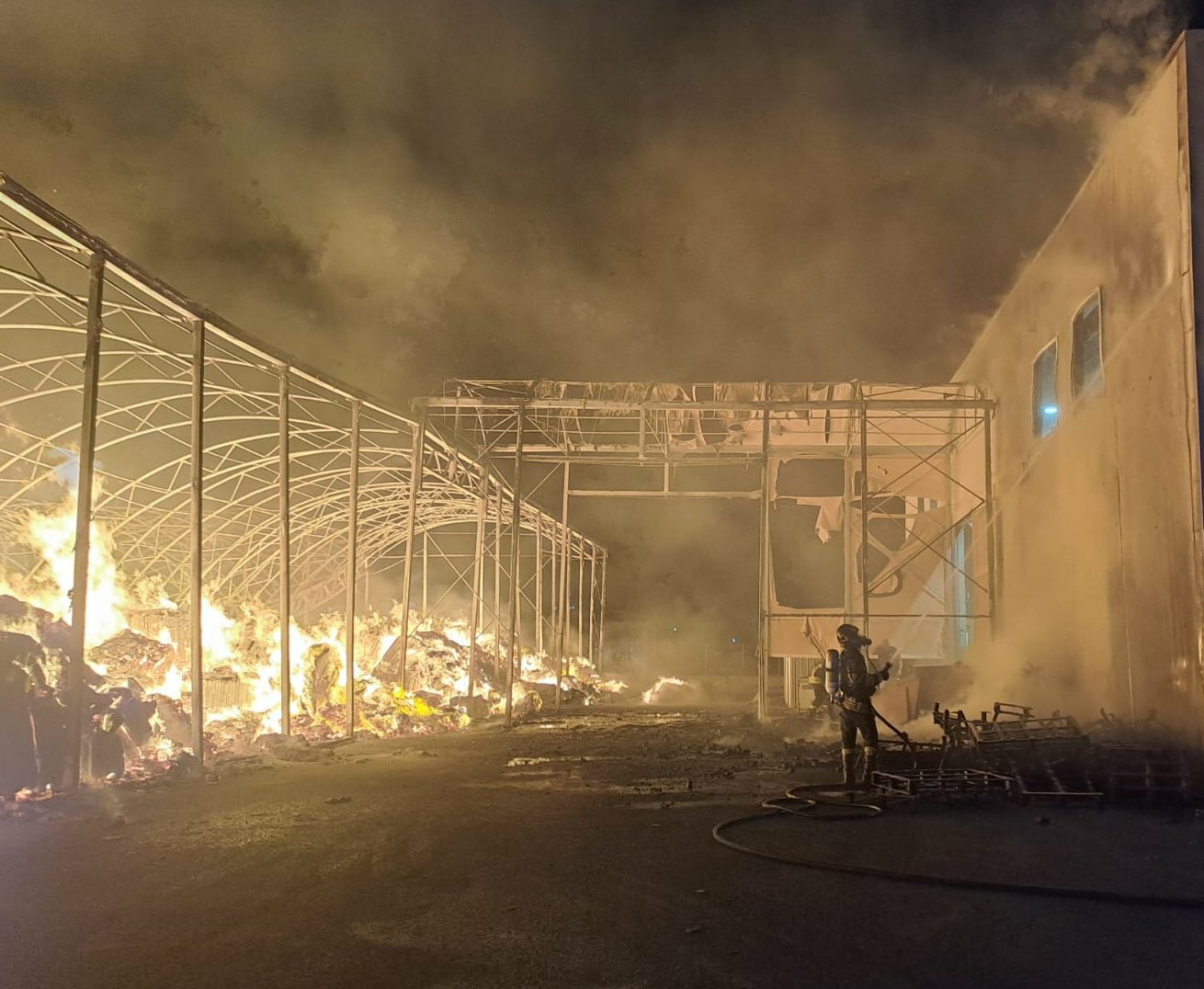 Azienda di imballaggi devastata dalle fiamme Azienda di imballaggi devastata dalle fiamme