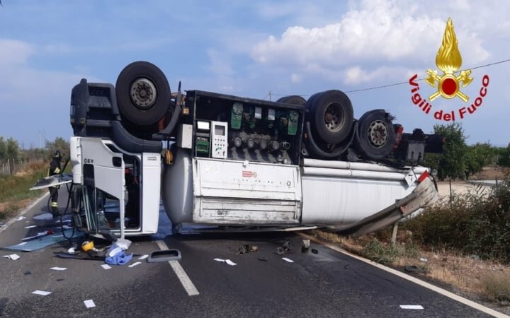 Camion carico di carburante si ribalta Camion carico di carburante si ribalta