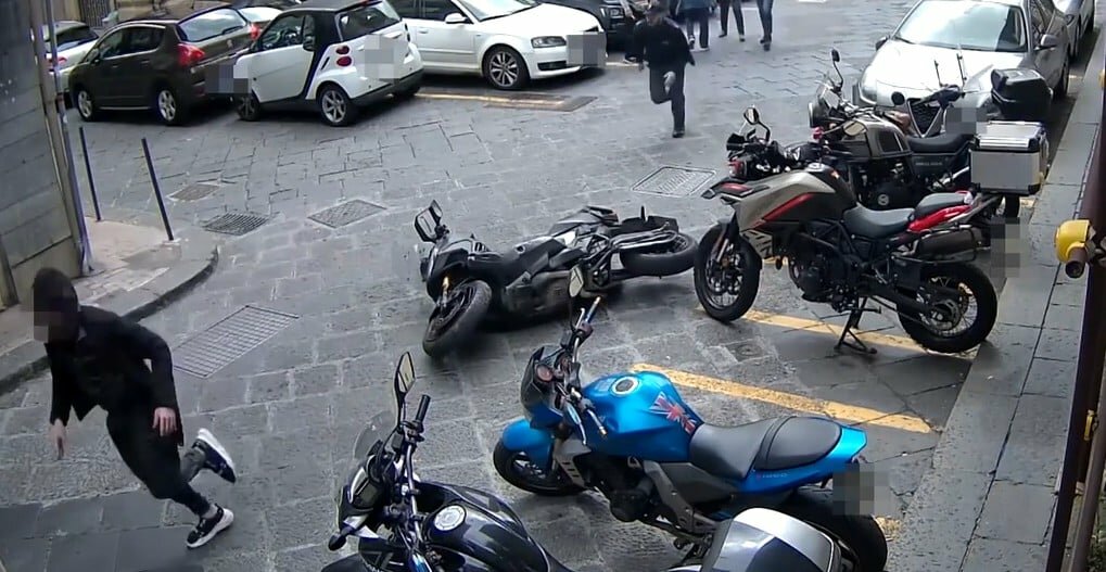 Catania: non si ferma e travolge agente, nel video la fuga e lo schianto