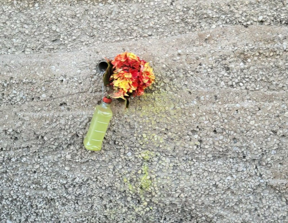 Tre bossoli e un mazzo di fiori davanti alla casa del sindaco
