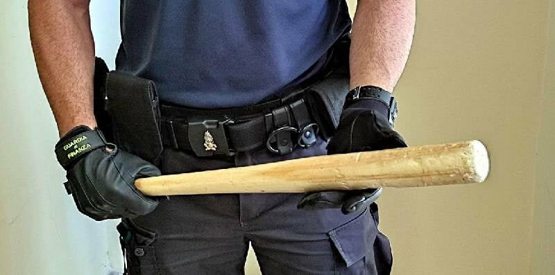 Mazzate e coltellate a un giovane, arrestato operaio