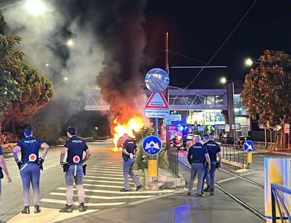 Auto della polizia in fiamme, 2 agenti ricoverati