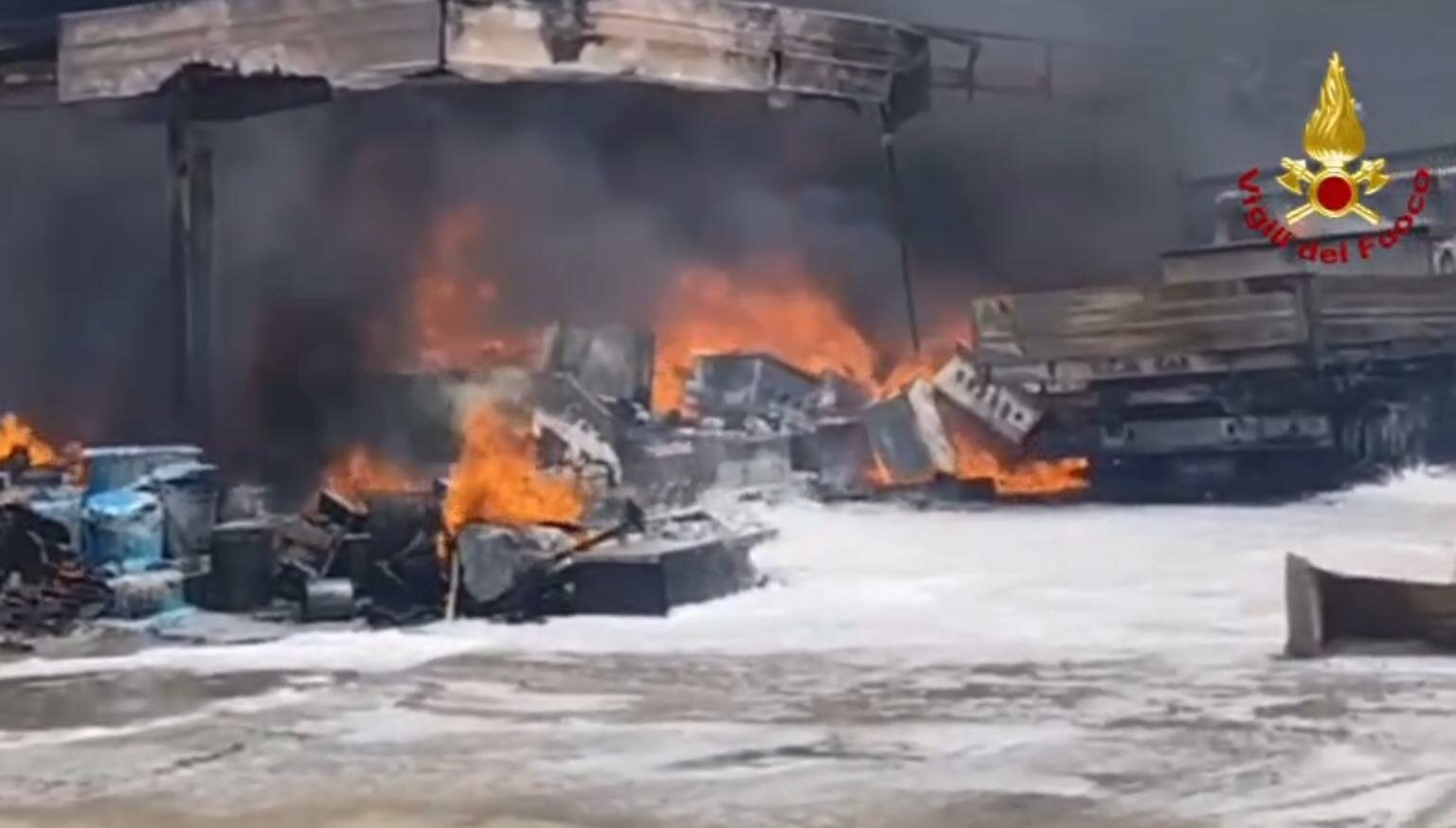 Fiamme alimentate dal vento: distrutti tre capannoni, case evacuate