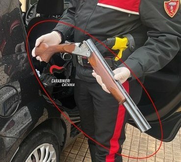 Nell'auto un fucile rubato avvolto nell'asciugamano