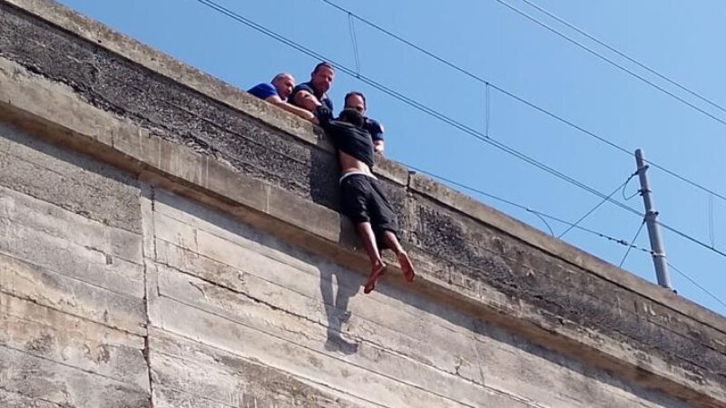 Sta per lanciarsi nel vuoto: agenti catanesi lo salvano