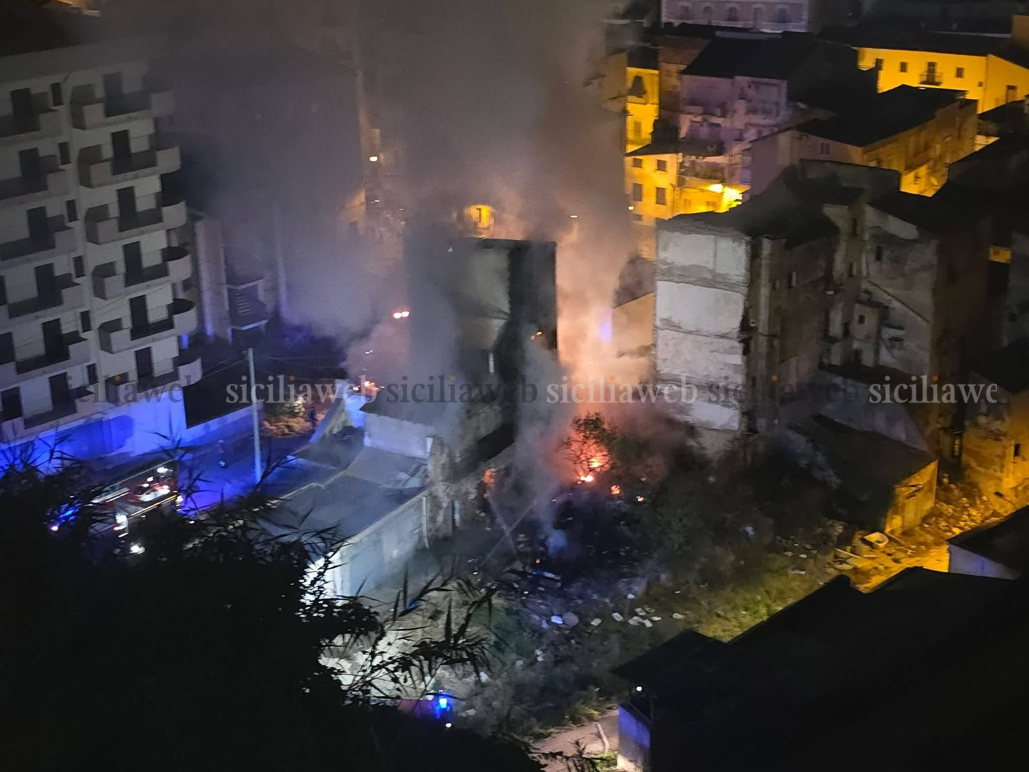 Incendio devasta immobile disabitato, crolla il tetto