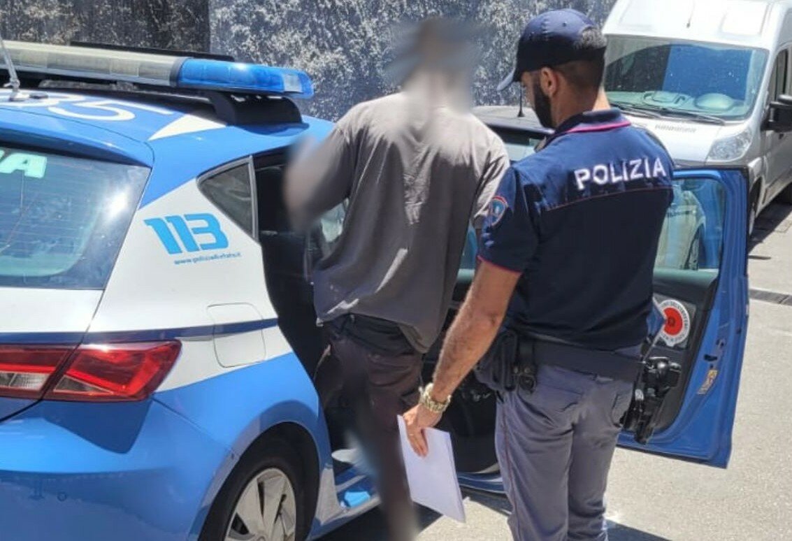 Catania: aggredisce i medici e prende a testate il poliziotto Catania: aggredisce i medici e prende a testate il poliziotto