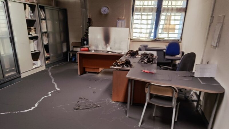 Vandali nella scuola di Librino: incendiata la segreteria