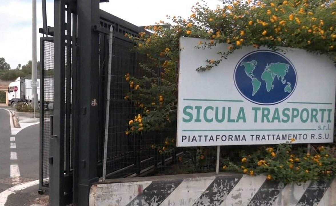 Attacco di notte alla Sicula Trasporti: incendiati i mezzi nel piazzale Attacco di notte alla Sicula Trasporti: incendiati i mezzi nel piazzale