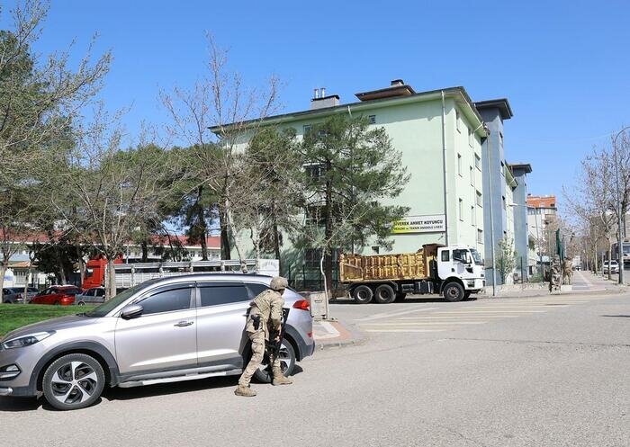 Spara nella sua ex scuola: 16 feriti
