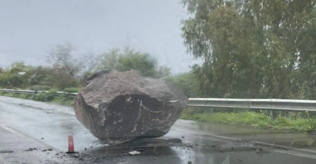 Caduta masso sulla A18