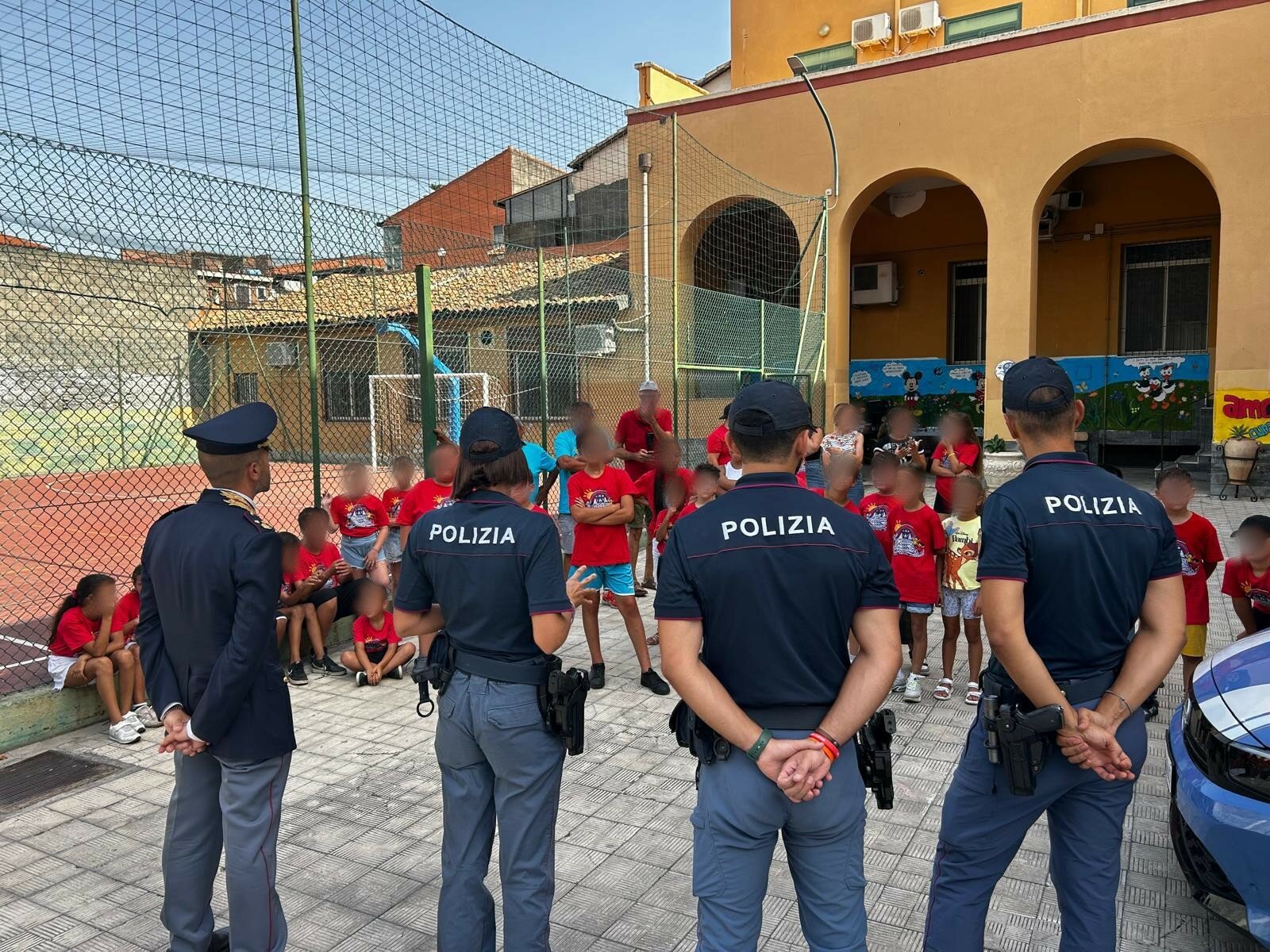 Catania: la polizia incontra i bimbi di San Cristoforo FOTO Catania: la polizia incontra i bimbi di San Cristoforo FOTO