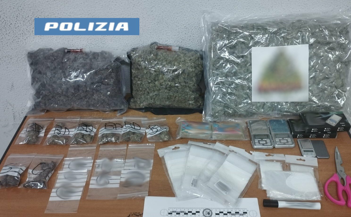 Nella sacca sportiva hashish e marijuana: arrestata pusher a Catania Nella sacca sportiva hashish e marijuana: arrestata pusher a Catania