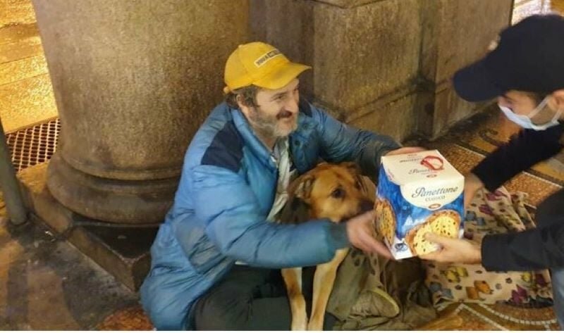 Panettoni ai senzatetto, ma &egrave; polemica