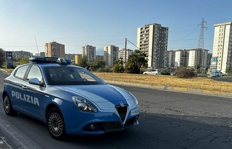 In auto col braccialetto antistalking: e lei accanto
