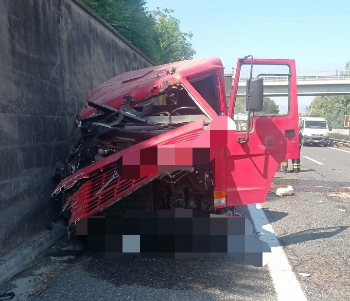Travolto e ucciso sulla A18 mentre cambia la ruota del camion Travolto e ucciso sulla A18 mentre cambia la ruota del camion