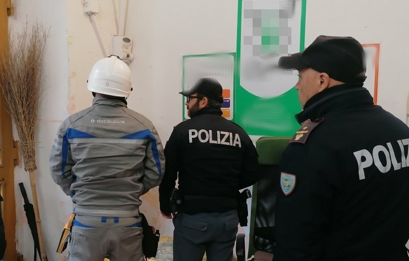 Schede telefoniche in vendita nel locale occupato