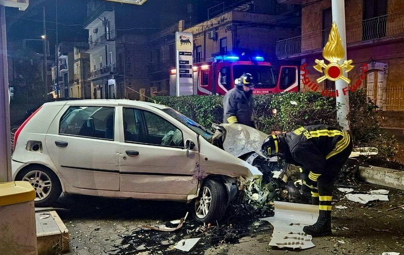 Adrano: scontro tra auto, feriti 5 giovani