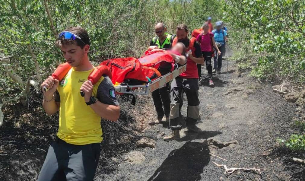 Gamba fratturata: gi&ugrave; dall'Etna in barella