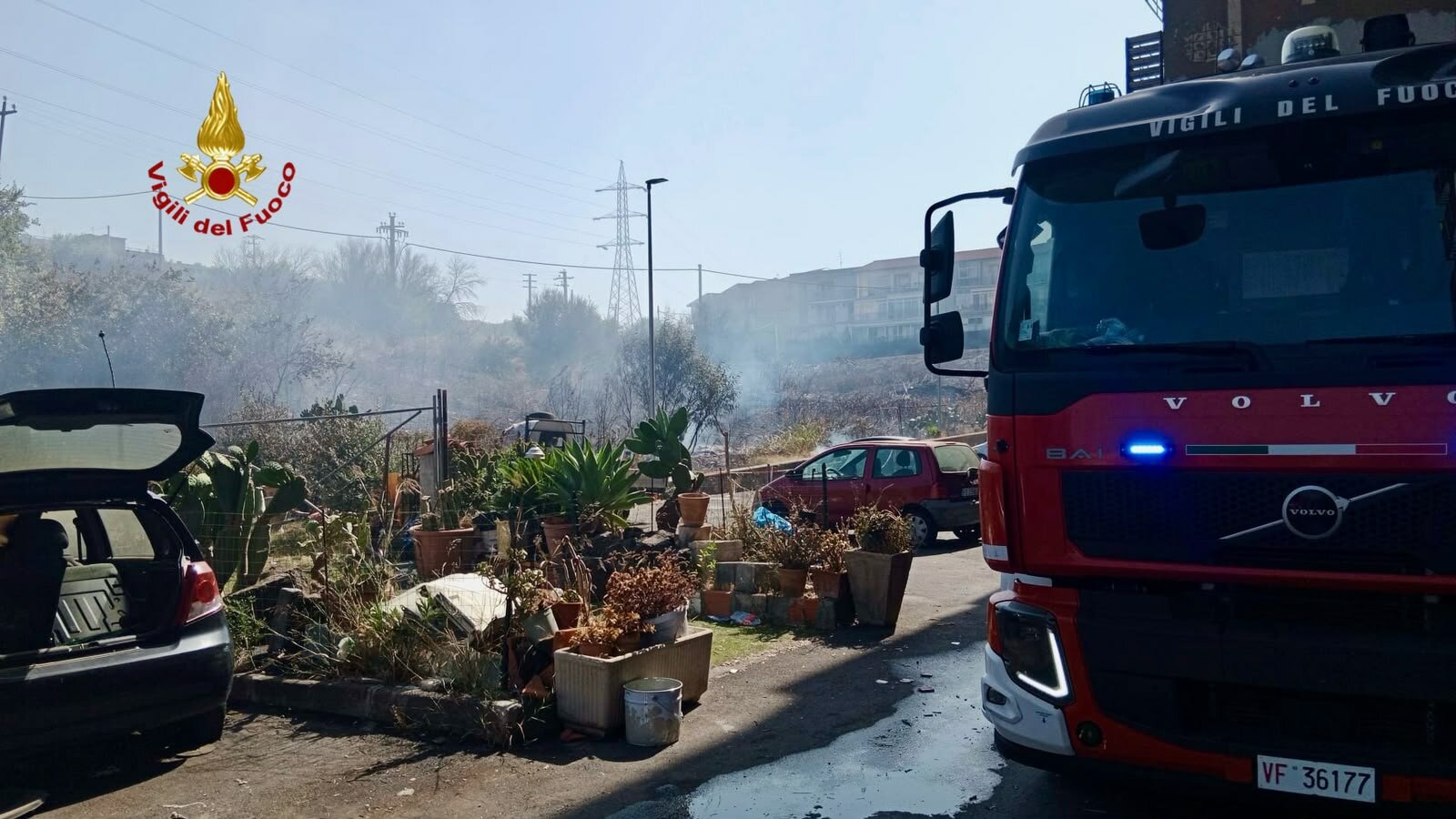 Grosso incendio di sterpaglie a Librino