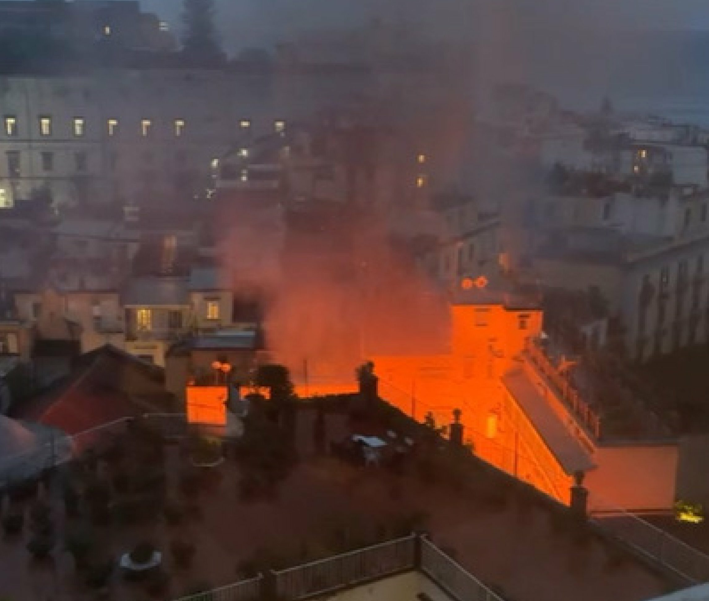 Incendio nel cuore di Napoli, in fiamme il teatro Sannazzaro Incendio nel cuore di Napoli, in fiamme il teatro Sannazzaro