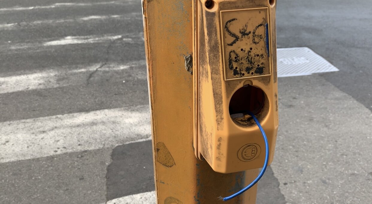 Semaforo pedonale fuori uso in piazza Michelangelo