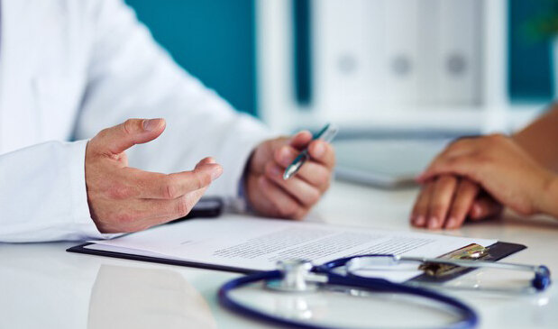 Irrompe nello studio medico e picchia la paziente