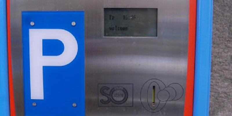 Forzano un parcometro: arrestati