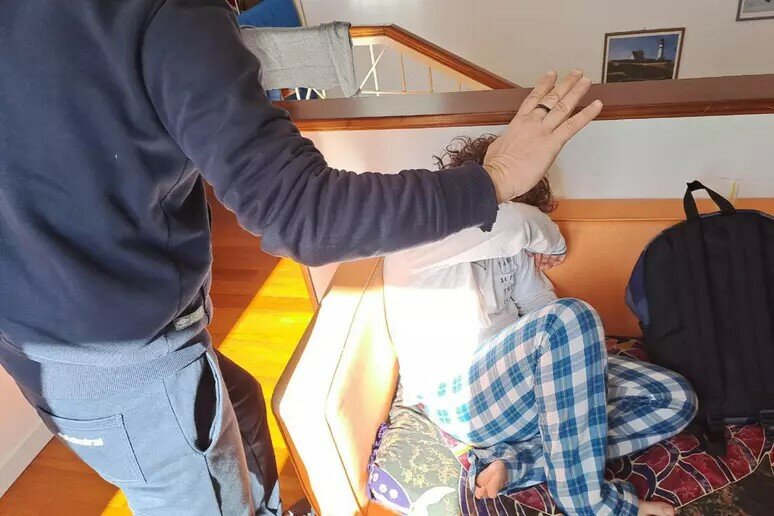 Picchia la moglie e ferisce il figlio con una bottiglia