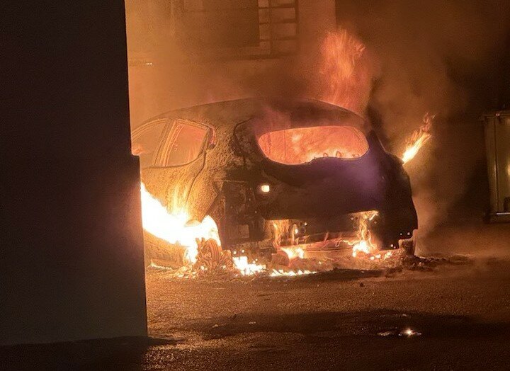 Francofonte, a fuoco l'auto del parroco Francofonte, a fuoco l'auto del parroco