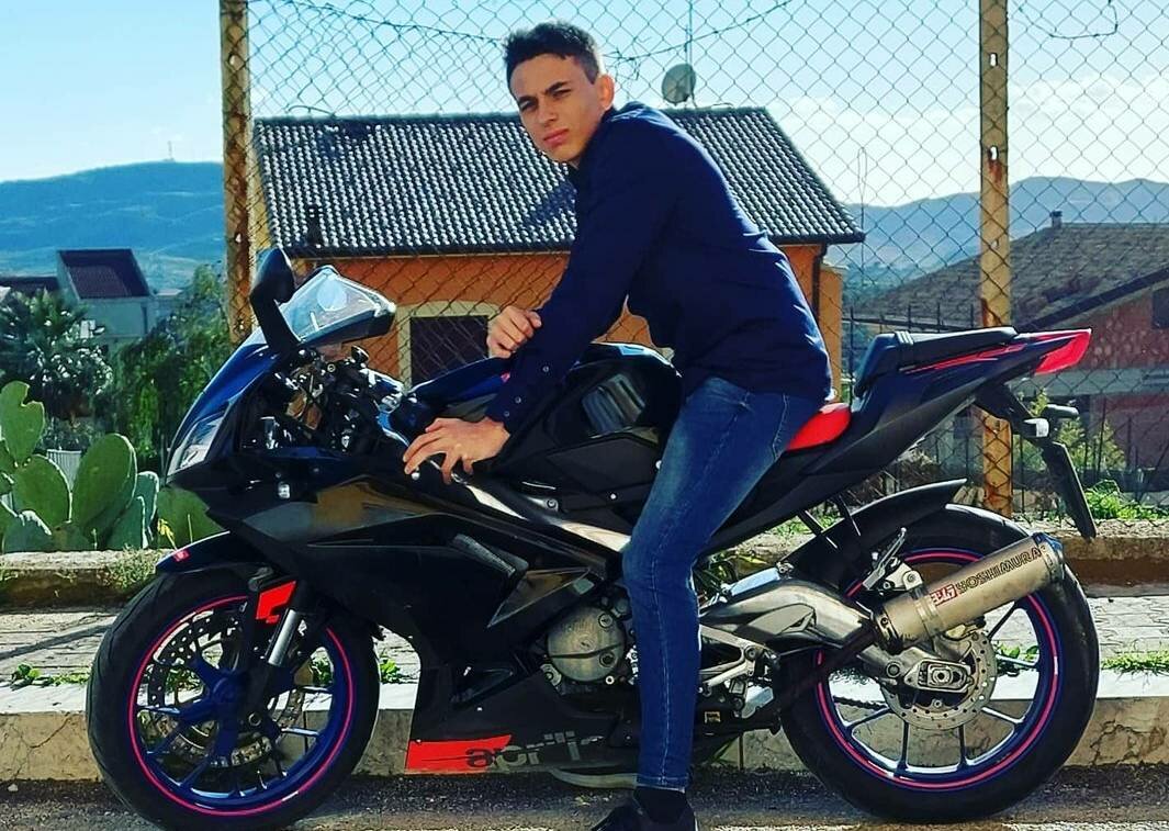 Tornano da scuola e muoiono nello scontro