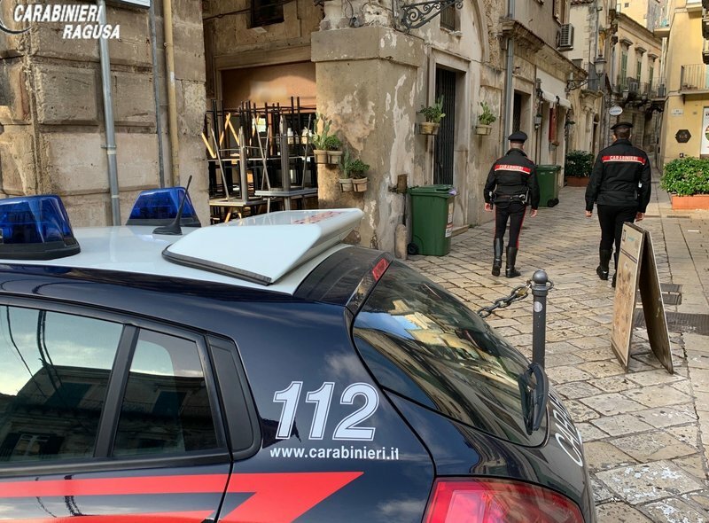 Evade dai domiciliari, sfonda vetrina di un negozio e porta via l'incasso