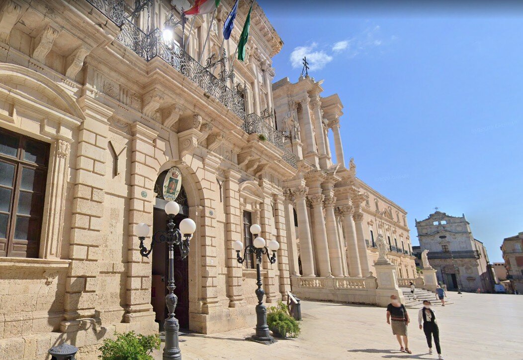 Siracusa: cedono pezzi della facciata del municipio