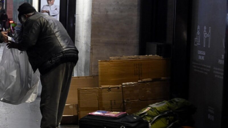 Clochard trova borsello e lo porta alla polizia