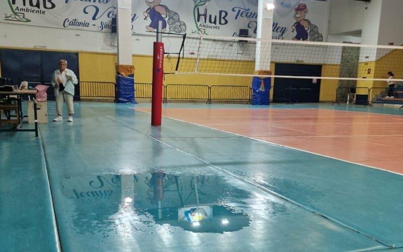 Piove nell'ex Pala Spedini