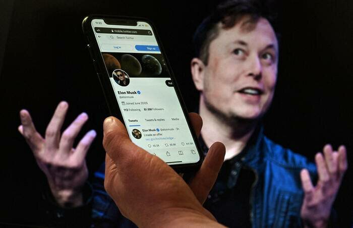 'L'uccello &egrave; libero': con 44 mld Musk compra Twitter