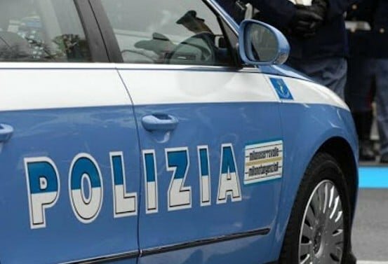 Con l'auto rubata contro la cabina elettrica
