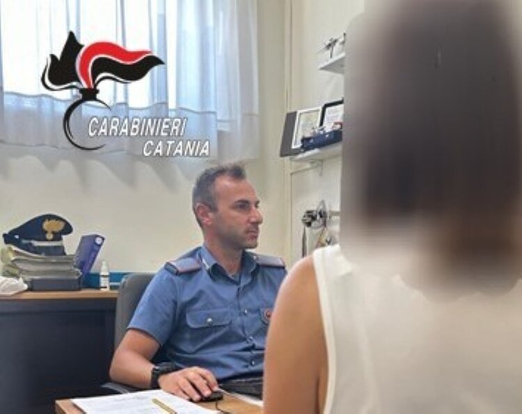Durante la lite con un calcio la getta fuori dall'auto Durante la lite con un calcio la getta fuori dall'auto