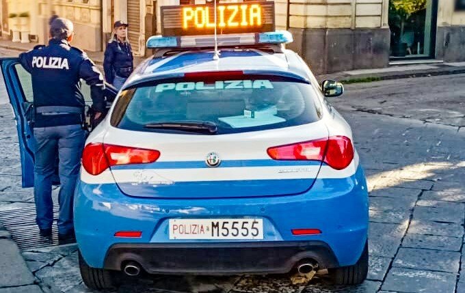 Tenta il furto d'auto ma la polizia lo scopre