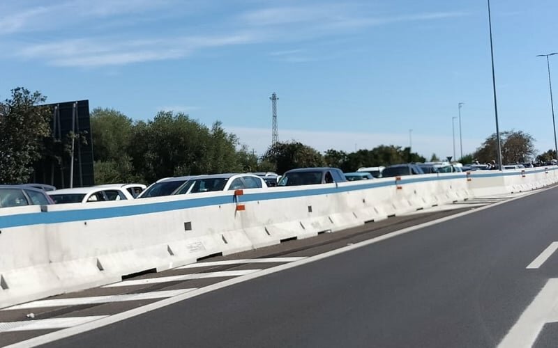 Sabato rovente in tangenziale: 3 km di code