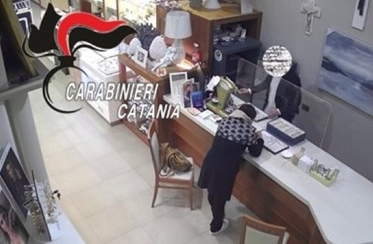Ennesimo colpo in gioielleria: beccata
