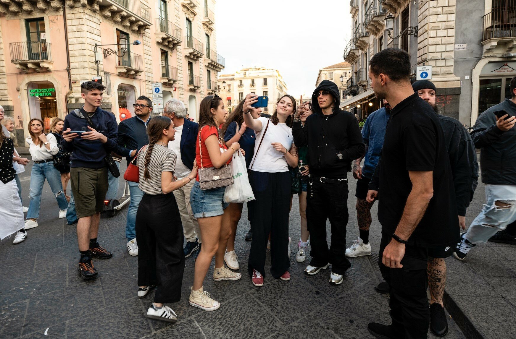 Sfera Ebbasta tra i fan in centro a Catania