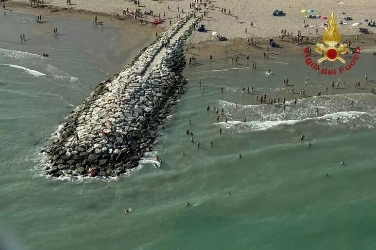 Trovato il corpo del bimbo scomparso in mare