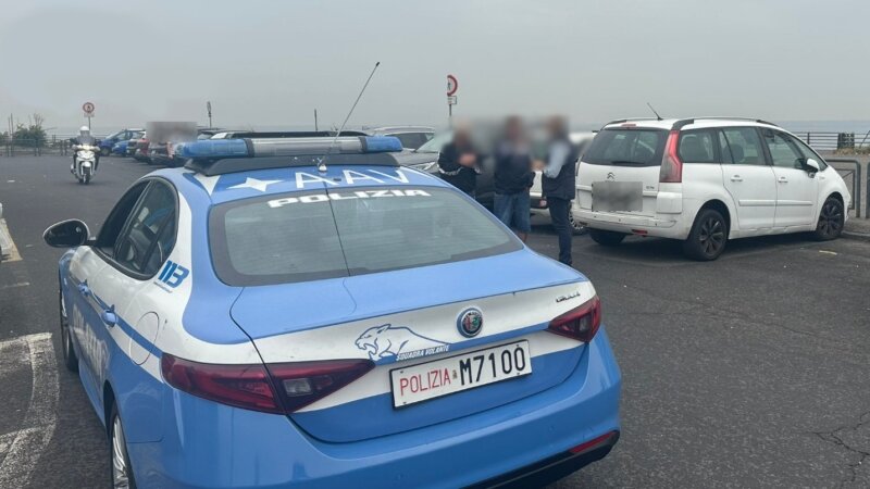Tenta di rubare auto al lungomare: bloccato