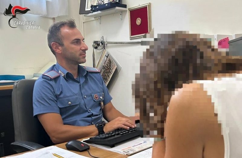 Genitori in caserma per denunciarlo: incendia casa