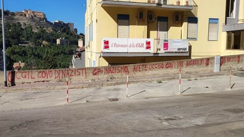 Attacco a Cgil Agrigento con scritte ingiuriose