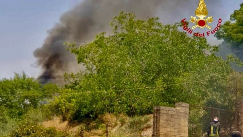 Incendio a Grammichele, evacuate alcune case Incendio a Grammichele, evacuate alcune case