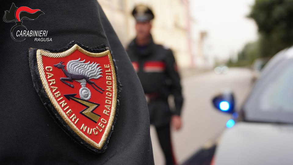In auto due 15enni: fuga e schianto contro un garage In auto due 15enni: fuga e schianto contro un garage