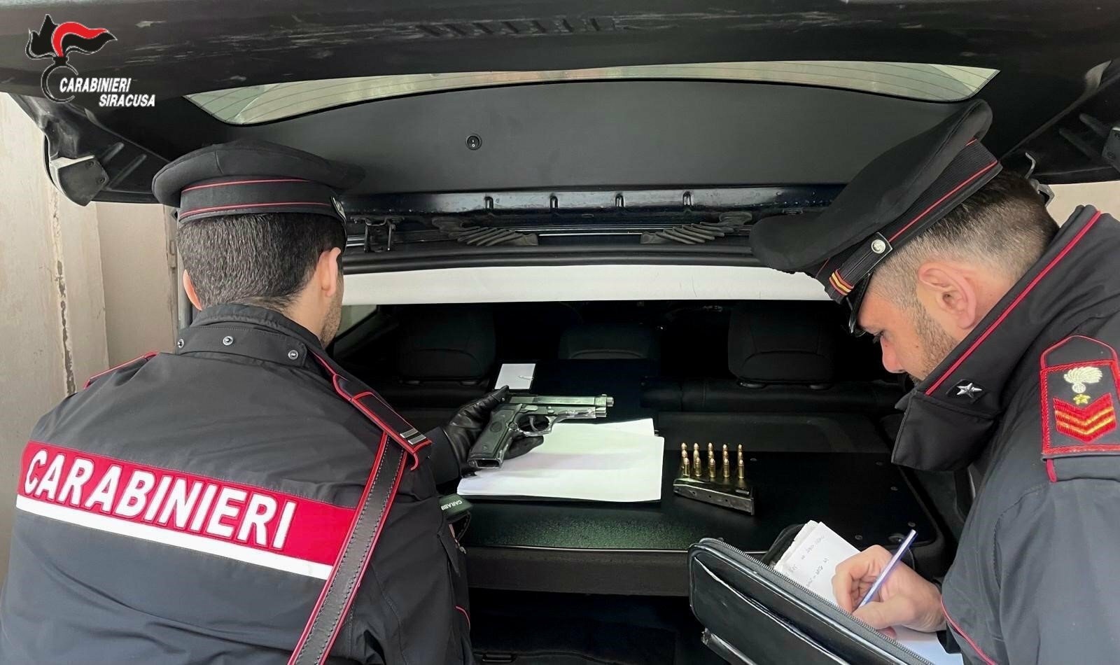 In piazza con una pistola carica