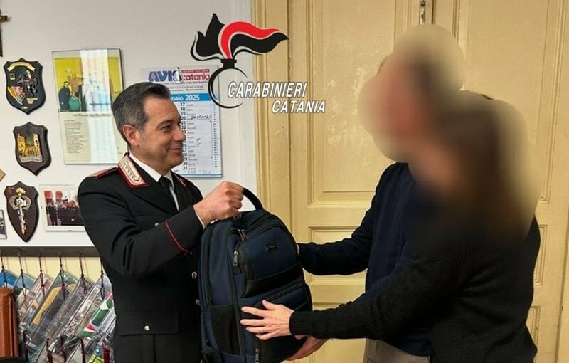 Ruba zaino, scappa e colpisce carabiniere